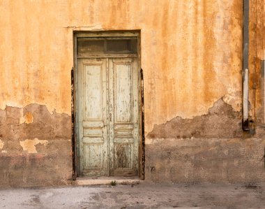 Grunge yıpranmış duvar eski ahşap kapı.