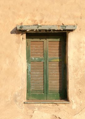 Grunge yıpranmış duvar eski ahşap pencere.