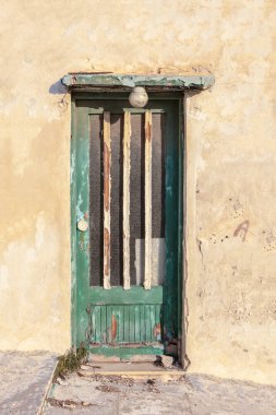 Grunge yıpranmış duvar eski ahşap kapı.