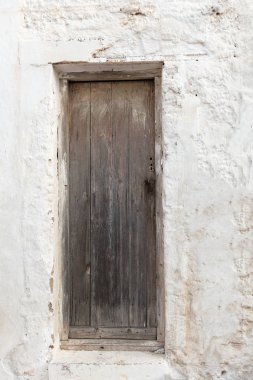 Grunge yıpranmış duvar eski ahşap kapı.