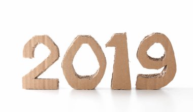 2019, el yapımı 3d numaraları yeniden kullanılan karton kağıt, beyaz arka plan üzerinde yapılmış. Yeni yıl çevre dekorasyon konsepti.
