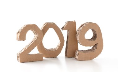2019, el yapımı 3d numaraları yeniden kullanılan karton kağıt, beyaz arka plan üzerinde yapılmış. Yeni yıl çevre dekorasyon konsepti.