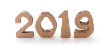 2019, el yapımı 3d numaraları yeniden kullanılan karton kağıt, beyaz arka plan üzerinde yapılmış. Yeni yıl çevre dekorasyon konsepti.