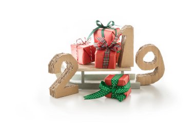 2019, el yapımı 3d numaraları yeniden kullanılan karton kağıt, ahşap slayt ve hediyeleri, beyaz zemin üzerine yapılmış.