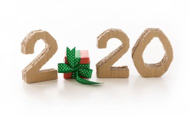 2020, el yapımı 3d numaraları ile hediye kutusu beyaz arka plan üzerinde sıfır yerine yay ile yeniden kullanılan karton kağıt yapılmış.