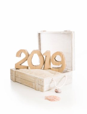 2019, el yapımı 3d numaraları yeniden kullanılan karton kağıt, ahşap göğüs kumla ve beyaz zemin üzerine yapılan.