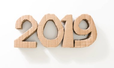 2019, el yapımı 3d numaraları yeniden kullanılan karton kağıt, beyaz arka plan üzerinde yapılmış. Yeni yıl çevre dekorasyon konsepti.
