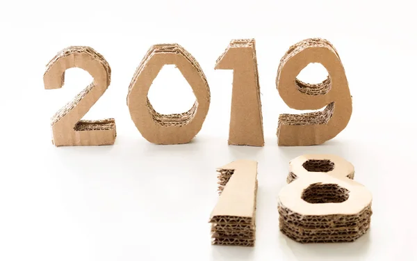 2019 Con Numeri Fatti Mano Carta Cartone Riutilizzata Sfondo Bianco — Foto Stock