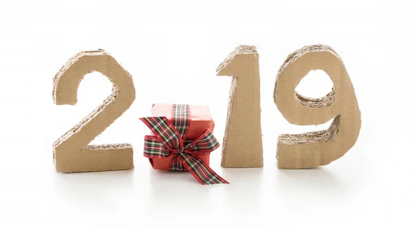 2019 Handgemaakte Nummers Gemaakt Van Hergebruikte Karton Papier Met Geschenkdoos — Stockfoto