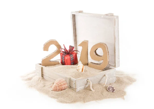 2019 Handgefertigte Zahlen Aus Wiederverwendetem Kartonpapier Holztruhe Mit Sand Und — Stockfoto