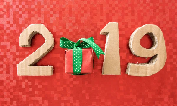 2019 Números Artesanais Feitos Papel Cartão Reutilizado Fundo Vermelho Festivo — Fotografia de Stock