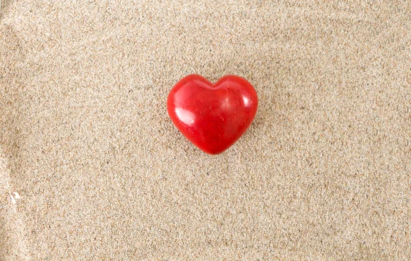 Rotes Herz Auf Sandigem Hintergrund — Stockfoto