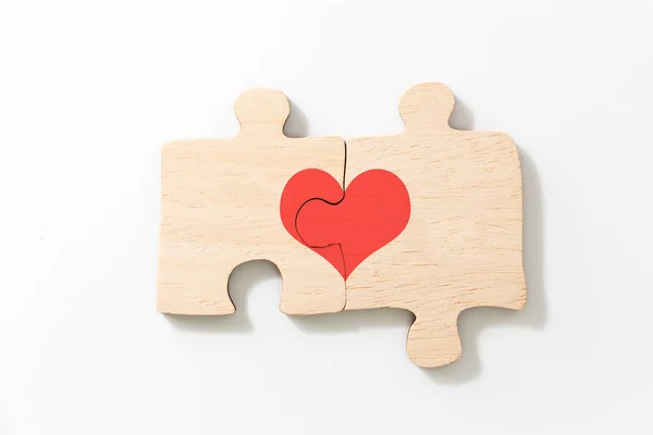 Deux Pièces Jointes Puzzle Bois Avec Coeur Rouge Sur Fond — Photo