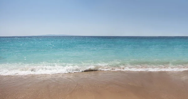 Морське Узбережжя Мокрим Піском Бірюзовими Водами — стокове фото