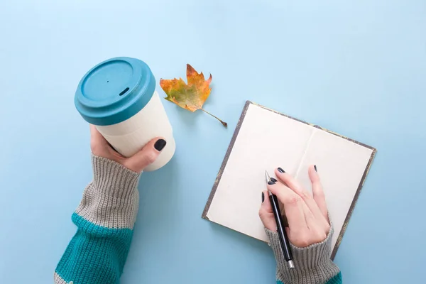 Hand Vasthouden Bamboe Herbruikbare Afhaalmaaltijden Cup Met Deksel Schrijven Lege — Stockfoto