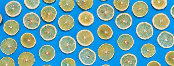 Fatias Limão Linhas Com Sombras Duras Fundo Azul Plano Leigo — Fotografia de Stock