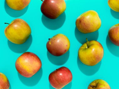 Arka plan, düz yatıyordu görüntü üzerinde keskin gölge ile elma.