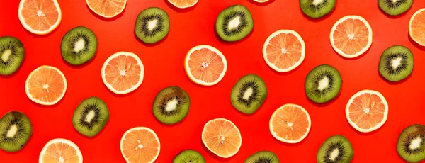 Lemon Kiwifruit Slices Lines Hard Shadows Red Background Flat Lay — Stock Photo, Image