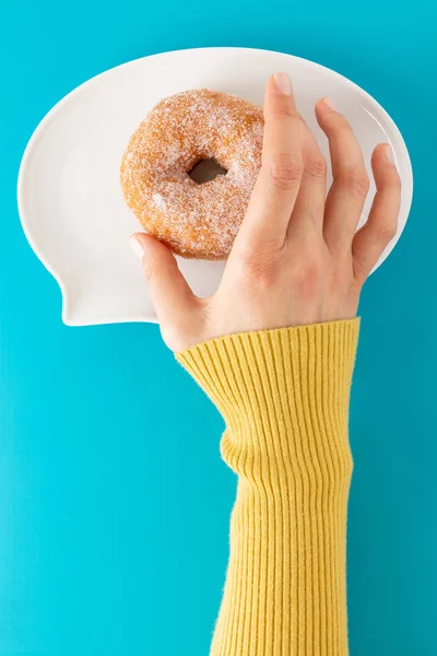 파란색 배경에 텍스트 접시에 설탕으로 도넛에 — 스톡 사진