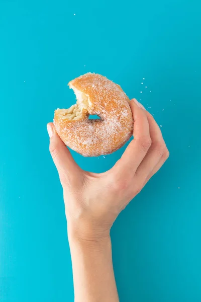 파란색 배경에 바이트 도넛을 — 스톡 사진