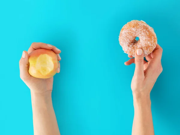 파란색 바탕에 도넛을 다이어트 — 스톡 사진