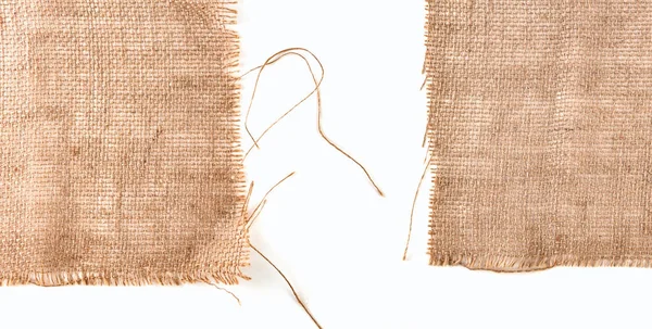 Tecido de pano de saco limpo bordas desgastadas, detalhe close-up no fundo branco . — Fotografia de Stock