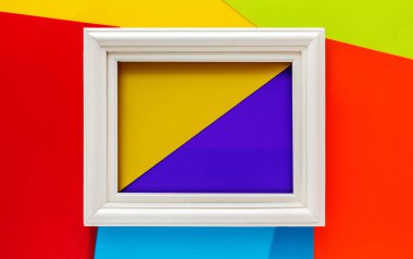 İçi ve dışı renkli kağıtlarla dolu beyaz eski resim çerçevesi..