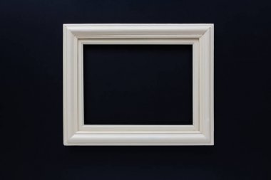 Siyah arkaplanda beyaz eski resim çerçevesi.