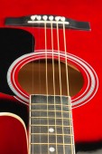 Closeup ze šesti červených akustických kytary, ze strany prstu. Hudba-pozadí hudební zábavy.