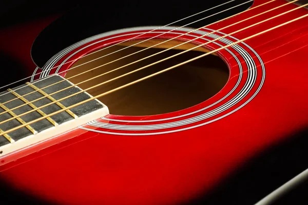 Closeup šestistrunné červené akustické kytary. Hudba-pozadí hudební zábavy. — Stock fotografie
