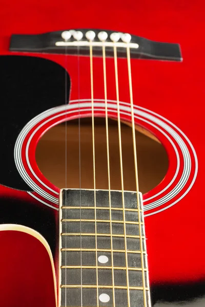 Closeup ze šesti červených akustických kytary, ze strany prstu. Hudba-pozadí hudební zábavy. — Stock fotografie
