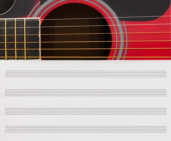 Prázdná stránka hudebního poznámkového bloku s kopií prostoru na červené kytaru se šesti řetězci. Koncepce hudebního vzdělání. — Stock fotografie