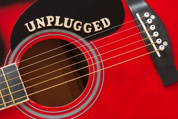 붉은 어쿠스틱 기타의 표면에 나무 편지, 근접 촬영 단어를 뽑았습니다. 음악 엔터테인먼트 배경. — 스톡 사진