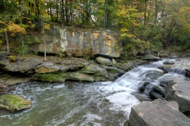 Kill Berea Falls Ohio küçük bir bölümünü zirve sırasında sonbahar renkleri. Ağaçlarda sonbahar renkleri en yüksek ile en iyisi bu basamaklı şelale görünüyor. 