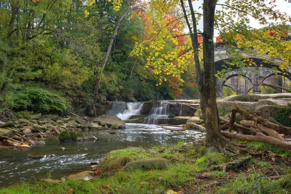 Berea Falls Ohio Med Höstfärger Detta Forsande Vattenfall Ser Det — Stockfoto