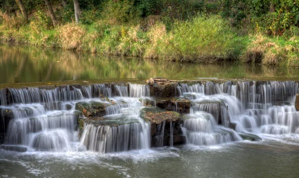 位于俄亥俄州凯霍加郡鲍德温湖大坝的瀑布 位于美国俄亥俄州庇哩亚附近的磨坊流运行预订 原砂岩采石场遗址 — 图库照片