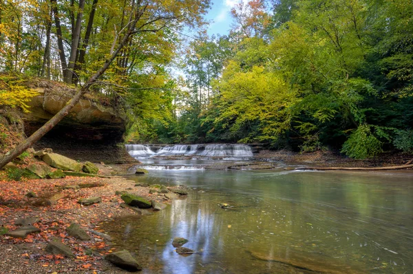 Lindas Cores Outono Nas Árvores Enquadram Esta Ampla Cachoeira Cachoeira — Fotografia de Stock