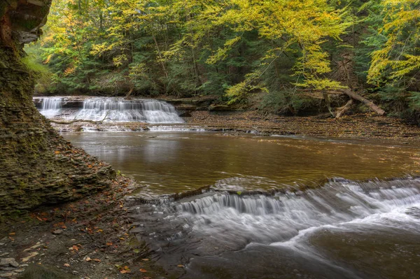 Belles Couleurs Automnales Sur Les Arbres Encadrent Cette Large Cascade — Photo