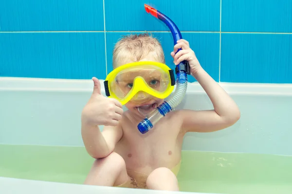 Menino Flutua Máscara Snorkel Brincando Banheiro — Fotografia de Stock