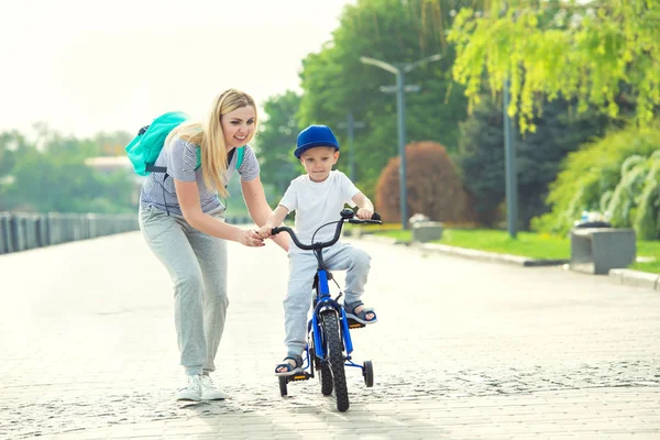 Mère Apprend Son Petit Fils Faire Vélo — Photo