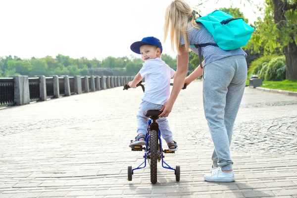 Mère Apprend Son Petit Fils Faire Vélo — Photo