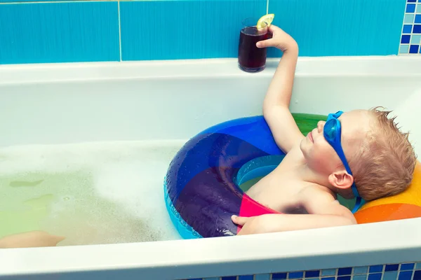 Menino Óculos Está Flutuando Círculo Inflável Banheiro Bebe Suco Sonhos — Fotografia de Stock