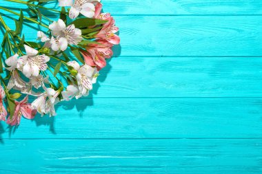 Alstroemeria mavi ahşap arka plan üzerinde bir buket.