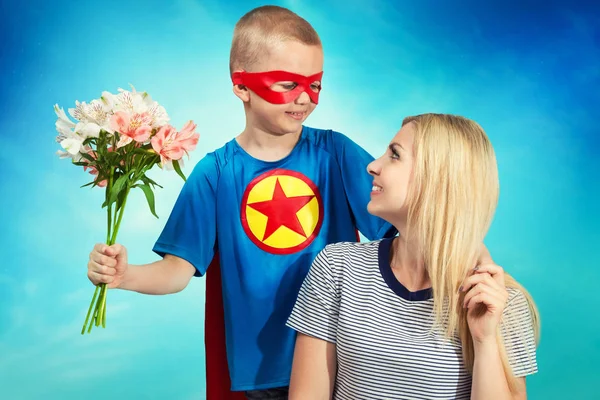 Hijo Traje Superhéroe Madre Ramo Flores —  Fotos de Stock