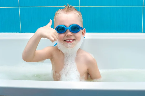 Menino Flutua Óculos Brincando Com Espuma Banheiro — Fotografia de Stock