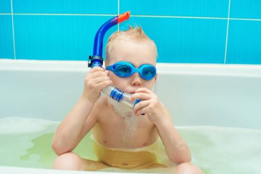 Yüzen gözlük ve şnorkel ve banyoda oynarken küçük bir çocuk olduğunu.