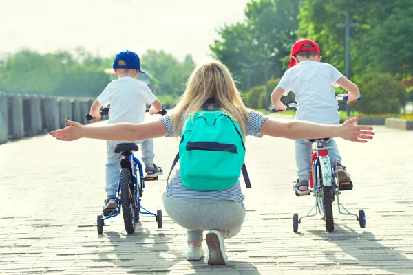Les Enfants Participent Des Compétitions Vélo Vacances Famille Sur Promenade — Photo