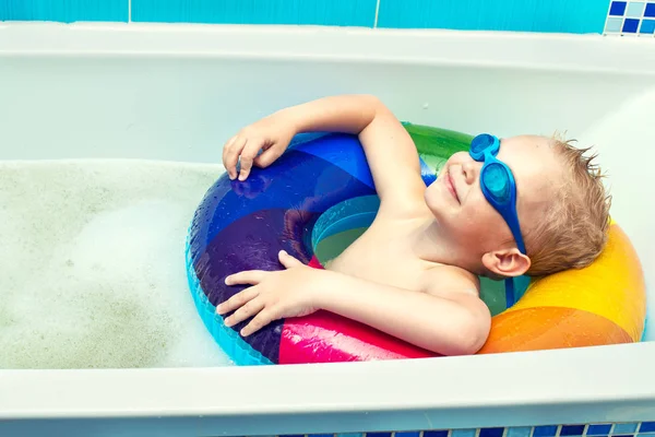 Menino Óculos Está Flutuando Círculo Inflável Banheiro Sonhos Sobre Verão — Fotografia de Stock