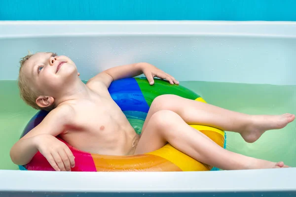 Menino Está Flutuando Círculo Inflável Banheiro Sonho Verão — Fotografia de Stock