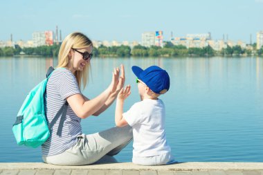Çocuk annesi ile oynuyor. Set yürüyüş.